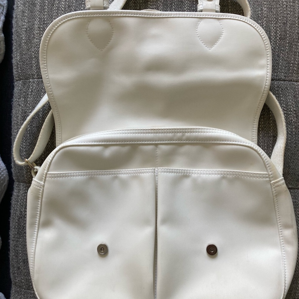 Vintage Longchamp White Shoulder Bag with Adjustable Strap and Minimalist Design - Picture 3 of 14